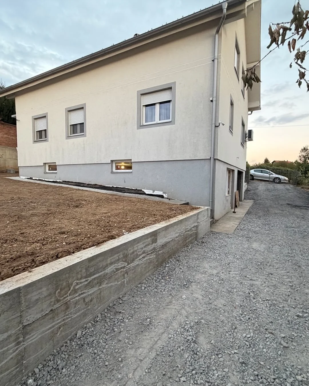 Spoljašnji radovi na kući i uređen prilaz