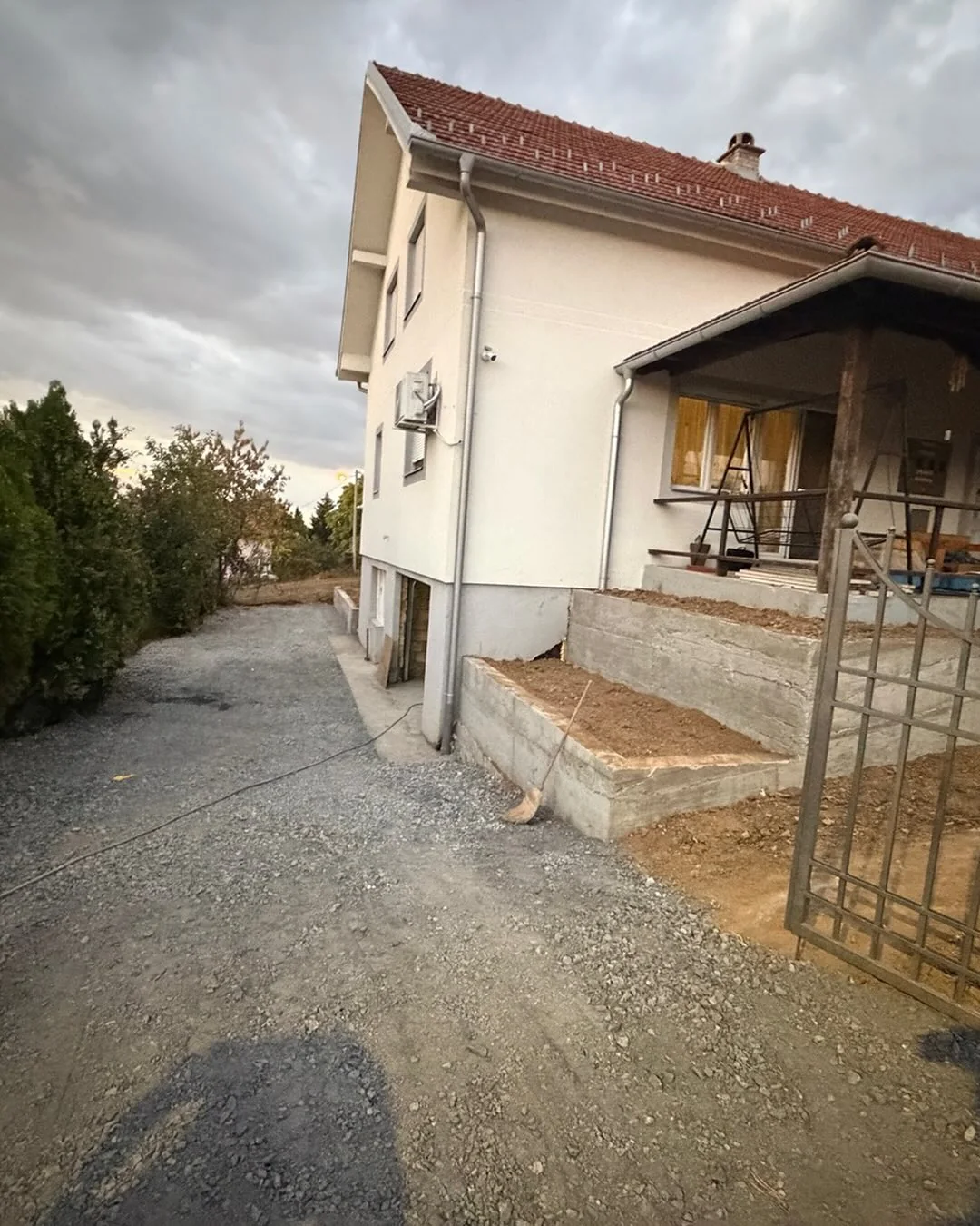 Spoljašnji izgled kuće sa prilazom
